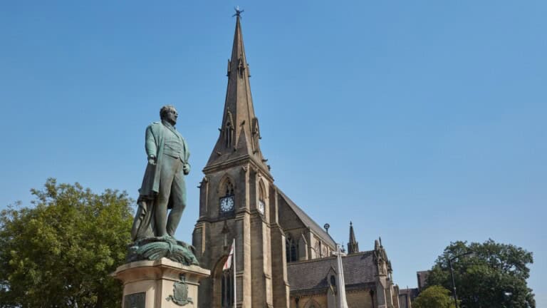 Peel statue and Bury Parish Church